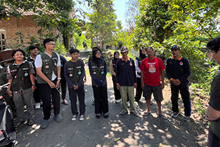 Warga menanam Sengon bersama